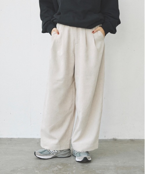 flaner（フラネ）の「Loose corduroy pants/ルーズコーデュロイパンツ（その他パンツ・レディース・カーキ/オフホワイト/チャコールグレー・SMALL/MEDIUM/LARGE）」の2枚目の写真