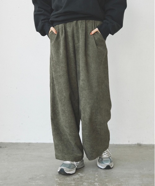 flaner（フラネ）の「Loose corduroy pants/ルーズコーデュロイパンツ（その他パンツ・レディース・カーキ/オフホワイト/チャコールグレー・SMALL/MEDIUM/LARGE）」の3枚目の写真