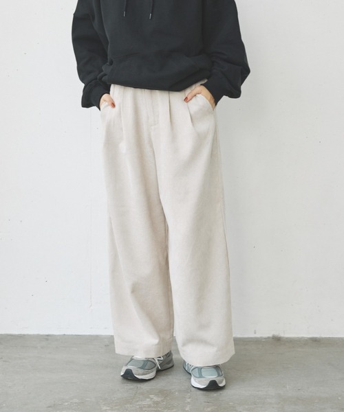 flaner（フラネ）の「Loose corduroy pants/ルーズコーデュロイパンツ（その他パンツ・レディース・カーキ/オフホワイト/チャコールグレー・SMALL/MEDIUM/LARGE）」の4枚目の写真