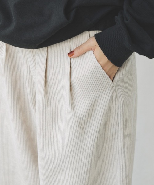 flaner（フラネ）の「Loose corduroy pants/ルーズコーデュロイパンツ（その他パンツ・レディース・カーキ/オフホワイト/チャコールグレー・SMALL/MEDIUM/LARGE）」の9枚目の写真