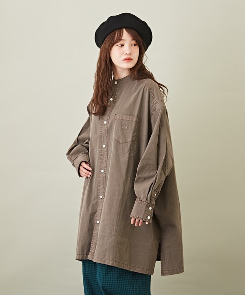 CUBE SUGAR（キューブシュガー）の「無地ピグメント染長袖バンドカラービッグシャツ（シャツ/ブラウス・レディース・チャコールグレー/ベージュ/パープル/グリーン・M）」の2枚目の写真