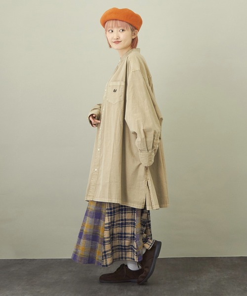 CUBE SUGAR（キューブシュガー）の「無地ピグメント染長袖バンドカラービッグシャツ（シャツ/ブラウス・レディース・チャコールグレー/ベージュ/パープル/グリーン・M）」の6枚目の写真