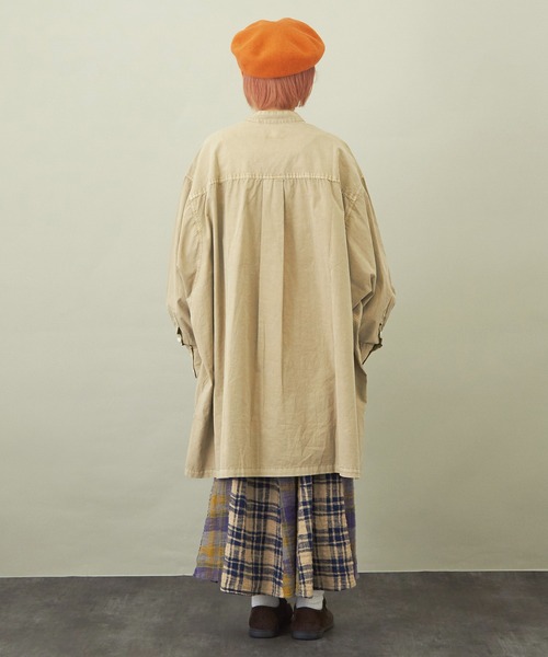 CUBE SUGAR（キューブシュガー）の「無地ピグメント染長袖バンドカラービッグシャツ（シャツ/ブラウス・レディース・チャコールグレー/ベージュ/パープル/グリーン・M）」の7枚目の写真