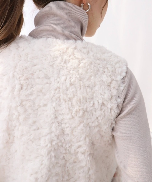 moment+（モーメントプラス）の「クルーネックプードルフェイクファーベスト（ベスト・レディース・ブラック/ブラウン/アイボリー/グレイッシュベージュ/モカ/ベージュ・M/FREE）」の14枚目の写真