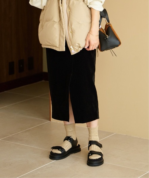 IENA（イエナ）の「コーデュロイ スリットタイトスカート（スカート・レディース・アイボリー/ブラック/キャメル・34/36/38）」の3枚目の写真