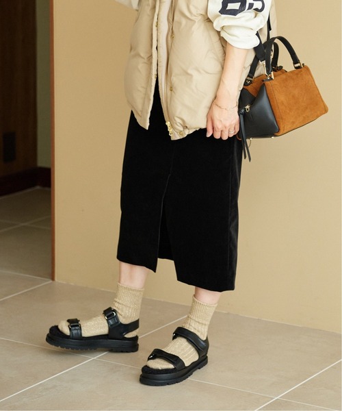 IENA（イエナ）の「コーデュロイ スリットタイトスカート（スカート・レディース・アイボリー/ブラック/キャメル・34/36/38）」の7枚目の写真