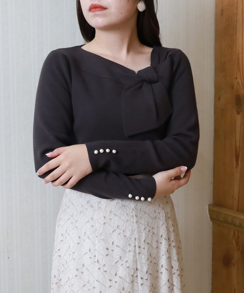 ASTORIA ODIER(アストリアオディール)の「ツイストリボンニットプルオーバー(ニット/セーター・レディース・ホワイト/チャコールグレー/ブラック/ミント/マジェンタ/ホワイト×ブラック・MEDIUM)」の5枚目の写真