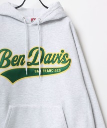 BEN DAVIS（ベンデイビス）の「BEN DAVIS/ベンデイビス ビッグシルエット ヘビーウェイト 裏起毛 スタジアムロゴ ワッペン刺繍 スウェット パーカー（パーカー・メンズ）」