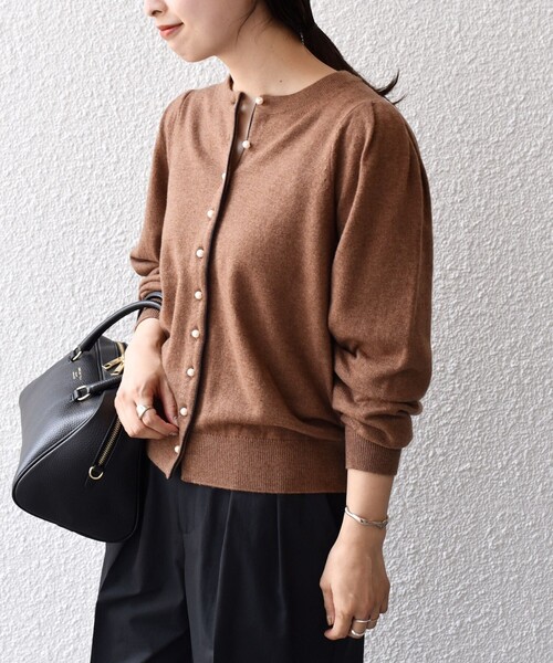 SHIPS（シップス）の「*〈手洗い可能〉パールモチーフボタンパイピングカーディガン◆（ニット/セーター・レディース・ライトグレー/ブラック/ブラウン系/グリーン/ミント・ONE SIZE）」の8枚目の写真