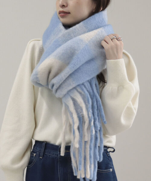 fredy emue(フレディエミュ)の「【新色追加】ふわふわチェックストール(ストール/ショール・レディース・イエロー系その他/ブルー系その他/パープル系その他/グリーン系その他/ブラック系その他/イエロー系その他2/グリーン系その他2/ベージュ系その他2・FREE)」の5枚目の写真