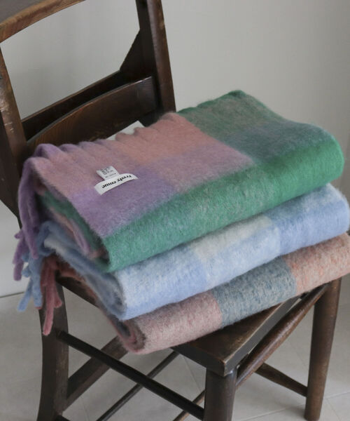 fredy emue(フレディエミュ)の「【新色追加】ふわふわチェックストール(ストール/ショール・レディース・イエロー系その他/ブルー系その他/パープル系その他/グリーン系その他/ブラック系その他/イエロー系その他2/グリーン系その他2/ベージュ系その他2・FREE)」の6枚目の写真