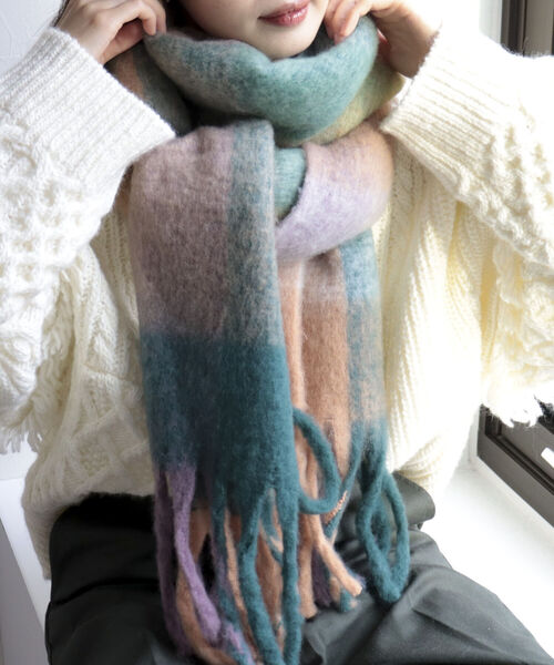 fredy emue(フレディエミュ)の「【新色追加】ふわふわチェックストール(ストール/ショール・レディース・イエロー系その他/ブルー系その他/パープル系その他/グリーン系その他/ブラック系その他/イエロー系その他2/グリーン系その他2/ベージュ系その他2・FREE)」の4枚目の写真
