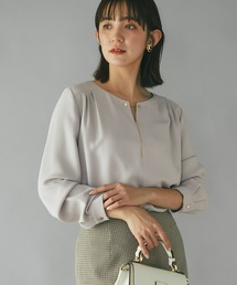 ネックレスなしで華やかに着れる/キーネックYパーツブラウス