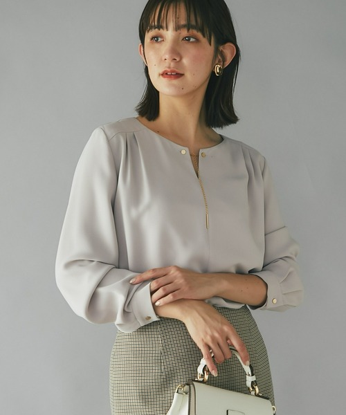 RIVE DROITE(リヴドロワ)の「ネックレスなしで華やかに着れる/キーネックYパーツブラウス(シャツ/ブラウス・レディース・ベージュ/ピンク/アイボリー・38/36)」の3枚目の写真