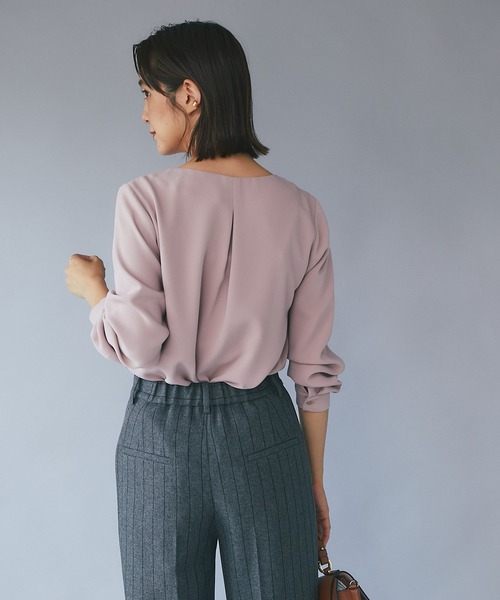 RIVE DROITE(リヴドロワ)の「ネックレスなしで華やかに着れる/キーネックYパーツブラウス(シャツ/ブラウス・レディース・ベージュ/ピンク/アイボリー・38/36)」の9枚目の写真