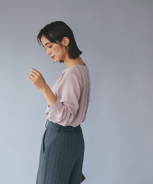 RIVE DROITE(リヴドロワ)の「ネックレスなしで華やかに着れる/キーネックYパーツブラウス(シャツ/ブラウス・レディース・ベージュ/ピンク/アイボリー・38/36)」の15枚目の写真