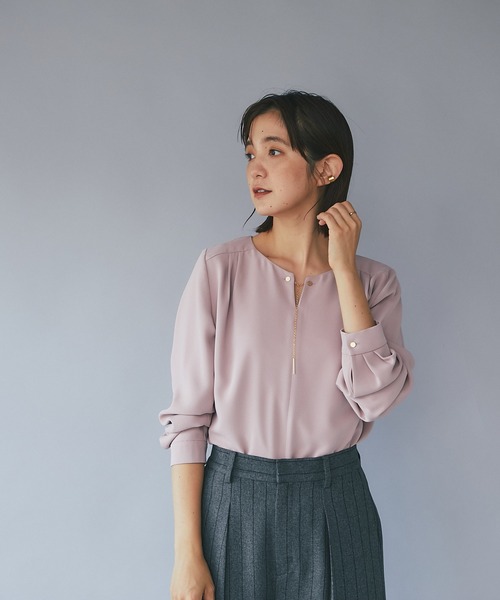 RIVE DROITE(リヴドロワ)の「ネックレスなしで華やかに着れる/キーネックYパーツブラウス(シャツ/ブラウス・レディース・ベージュ/ピンク/アイボリー・38/36)」の8枚目の写真