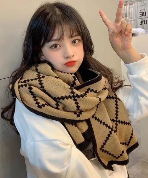 DAY CLOSET（デイ クローゼット）の「レディース リバーシブル大判ボリュームストールマフラー（ストール/ショール・レディース・ブラック×ホワイト/ホワイト×レッド/ベージュ×ブラック・ONE SIZE）」の5枚目の写真