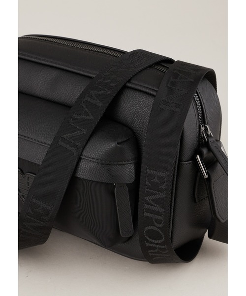 EMPORIO ARMANI（エンポリオアルマーニ）の「【エンポリオ アルマーニ】Armani Sustainability Values ショルダーバッグ（ショルダーバッグ・メンズ・ブラック×ブラック/ブラック系その他・FREE）」の4枚目の写真