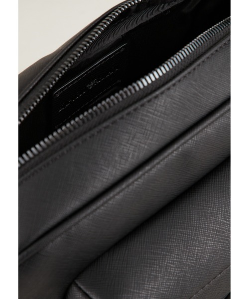 EMPORIO ARMANI（エンポリオアルマーニ）の「【エンポリオ アルマーニ】Armani Sustainability Values ショルダーバッグ（ショルダーバッグ・メンズ・ブラック×ブラック/ブラック系その他・FREE）」の6枚目の写真