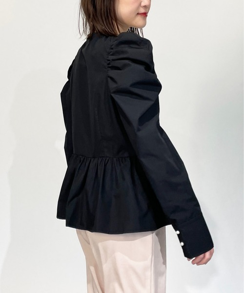 PICCIN PERLA(ピッチンペルラ)の「ギャザースリーブパールボタンペプラムブラウス(シャツ/ブラウス・レディース・オフホワイト/ブラック・M)」の12枚目の写真