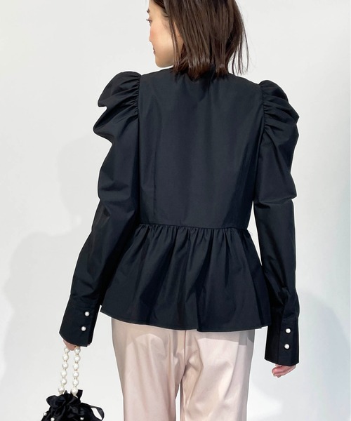PICCIN PERLA(ピッチンペルラ)の「ギャザースリーブパールボタンペプラムブラウス(シャツ/ブラウス・レディース・オフホワイト/ブラック・M)」の13枚目の写真