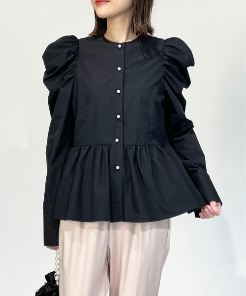 PICCIN PERLA(ピッチンペルラ)の「ギャザースリーブパールボタンペプラムブラウス(シャツ/ブラウス・レディース・オフホワイト/ブラック・M)」の11枚目の写真