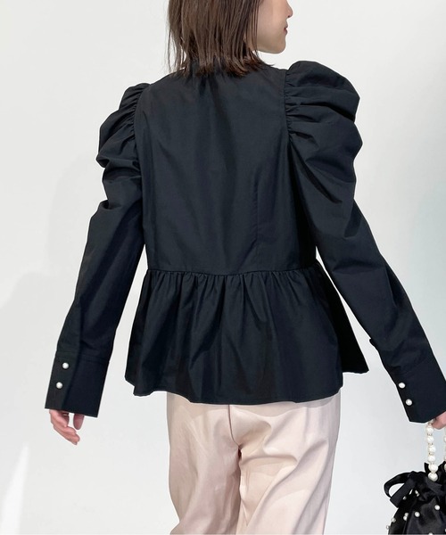 PICCIN PERLA(ピッチンペルラ)の「ギャザースリーブパールボタンペプラムブラウス(シャツ/ブラウス・レディース・オフホワイト/ブラック・M)」の14枚目の写真