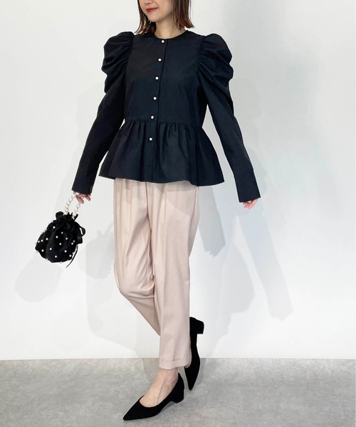 PICCIN PERLA(ピッチンペルラ)の「ギャザースリーブパールボタンペプラムブラウス(シャツ/ブラウス・レディース・オフホワイト/ブラック・M)」の20枚目の写真