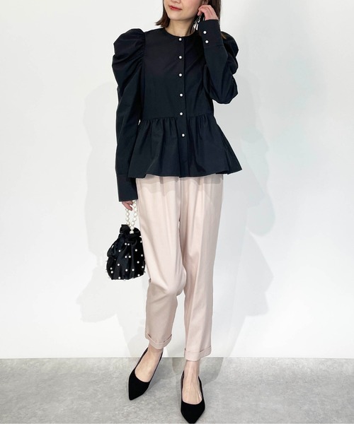 PICCIN PERLA(ピッチンペルラ)の「ギャザースリーブパールボタンペプラムブラウス(シャツ/ブラウス・レディース・オフホワイト/ブラック・M)」の16枚目の写真