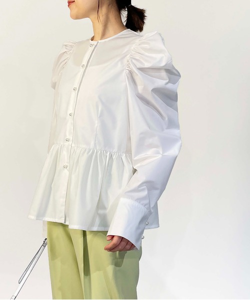 PICCIN PERLA(ピッチンペルラ)の「ギャザースリーブパールボタンペプラムブラウス(シャツ/ブラウス・レディース・オフホワイト/ブラック・M)」の3枚目の写真