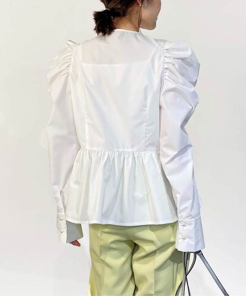 PICCIN PERLA(ピッチンペルラ)の「ギャザースリーブパールボタンペプラムブラウス(シャツ/ブラウス・レディース・オフホワイト/ブラック・M)」の4枚目の写真