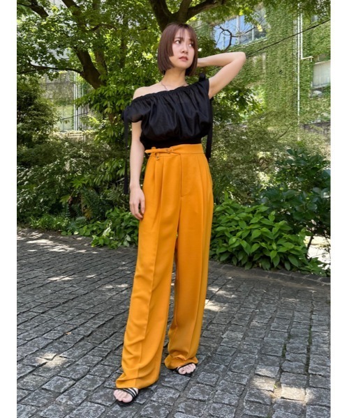 LILY BROWN（リリーブラウン）の「グルカベルトストレートタックパンツ