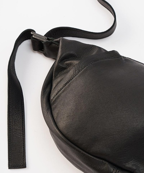 wjk（ダヴルジェイケイ）の「mko11216-leather crescent moon bag