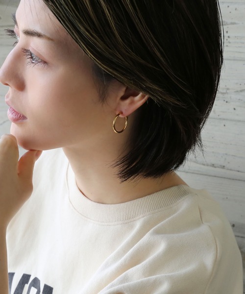 colleca la（コレカラ）の「[stainless]ステンレス・パイプフープイヤリング〈金属アレルギー対応〉（イヤリング・レディース・シルバー/ゴールド・ﾌﾘ-）」の3枚目の写真