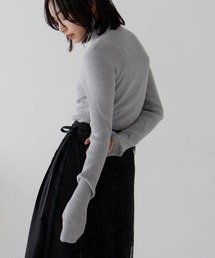 フィンガーホールタートルネックリブニット