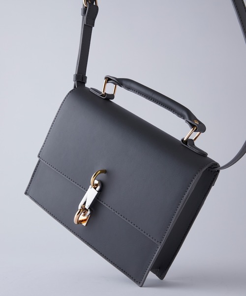 CIASENSE（シアセンス）の「Metal Hook  Mini Shoulder Bag/メタルフック 合皮 スクエアミニ ショルダーバッグ（ショルダーバッグ・メンズ・ブラック/ダークグレー/ブラック系/ブラック×ゴールド・FREE）」の19枚目の写真
