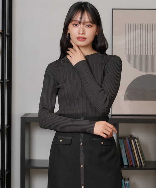 TRUDEA(トルディア)の「ビスコースランダムリブハイネックニット(ニット/セーター・レディース・カーキ/チャコールグレー/ベージュ/ワイン・MEDIUM/LARGE)」の1枚目の写真