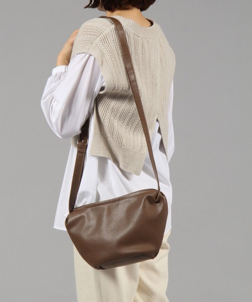 studio CLIP（スタディオクリップ）の「舟形ワンマイルショルダーバッグ（ショルダーバッグ・レディース・ブラック/ブラウン/アイボリー/レッド・FREE）」の13枚目の写真