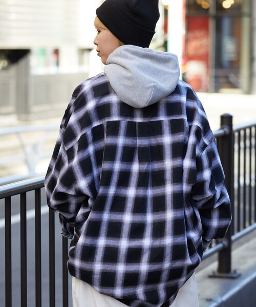 PUBLUX（パブリュクス）の「PUBLUX/パブリュクス ルーズオンブレチェックシャツ/オンブレシャツ/ユニセックス(限定展開)（シャツ/ブラウス・メンズ・ブラック/グレー/ブラウン・LARGE/MEDIUM/SMALL）」の10枚目の写真