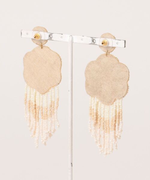 CIAOPANIC TYPY（チャオパニックティピー）の「【agini】フラワービーズフリンジピアス（ブレスレット・レディース・オフホワイト・ONE SIZE）」の7枚目の写真