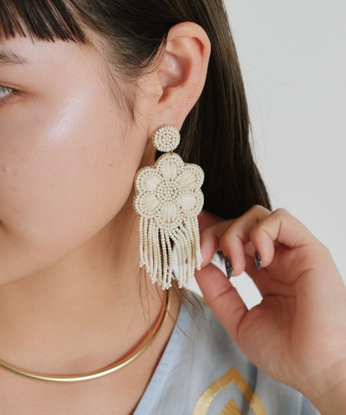 CIAOPANIC TYPY（チャオパニックティピー）の「【agini】フラワービーズフリンジピアス（ブレスレット・レディース・オフホワイト・ONE SIZE）」の2枚目の写真