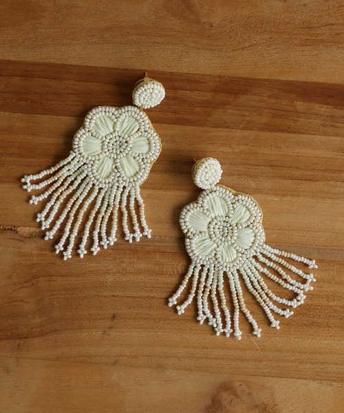 CIAOPANIC TYPY（チャオパニックティピー）の「【agini】フラワービーズフリンジピアス（ブレスレット・レディース・オフホワイト・ONE SIZE）」の4枚目の写真