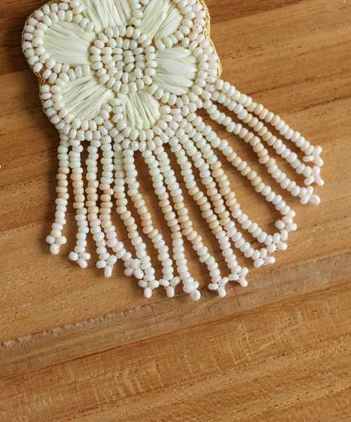 CIAOPANIC TYPY（チャオパニックティピー）の「【agini】フラワービーズフリンジピアス（ブレスレット・レディース・オフホワイト・ONE SIZE）」の5枚目の写真