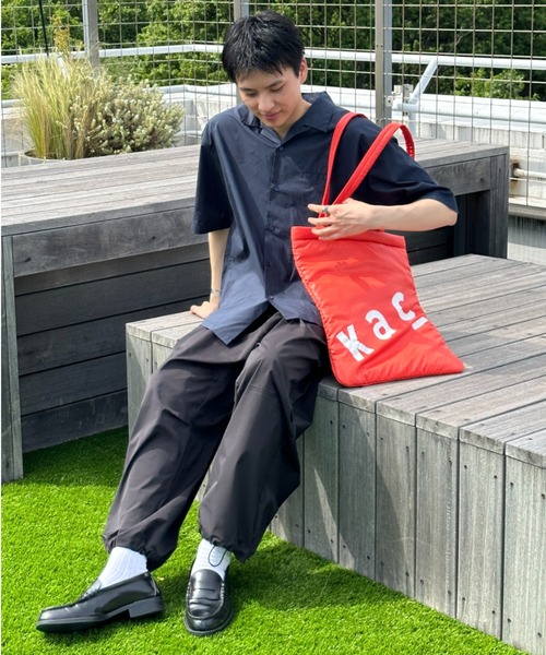 KACCO(カッコ)の「《ユニセックスアイテム》PADDED TOTE BAG / オリジナルKACCOロゴパデットトートバッグ(トートバッグ・メンズ・ブラック×ホワイト/レッド/グリーン/ブルー/ブラック×ブルー・FREE)」の5枚目の写真