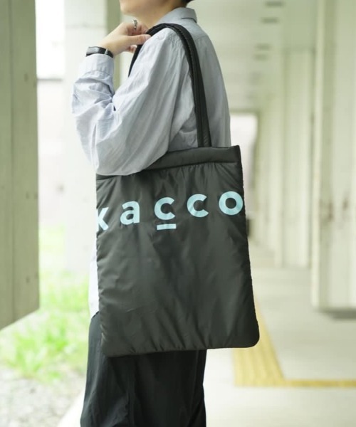 KACCO(カッコ)の「《ユニセックスアイテム》PADDED TOTE BAG / オリジナルKACCOロゴパデットトートバッグ(トートバッグ・メンズ・ブラック×ホワイト/レッド/グリーン/ブルー/ブラック×ブルー・FREE)」の3枚目の写真