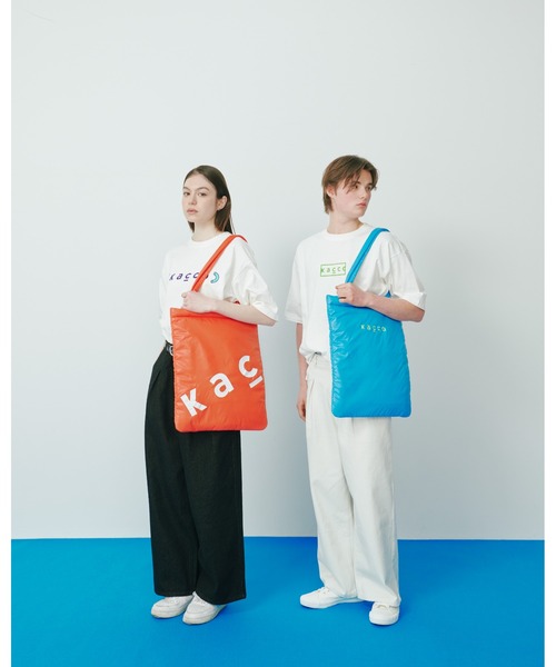 KACCO(カッコ)の「《ユニセックスアイテム》PADDED TOTE BAG / オリジナルKACCOロゴパデットトートバッグ(トートバッグ・メンズ・ブラック×ホワイト/レッド/グリーン/ブルー/ブラック×ブルー・FREE)」の6枚目の写真