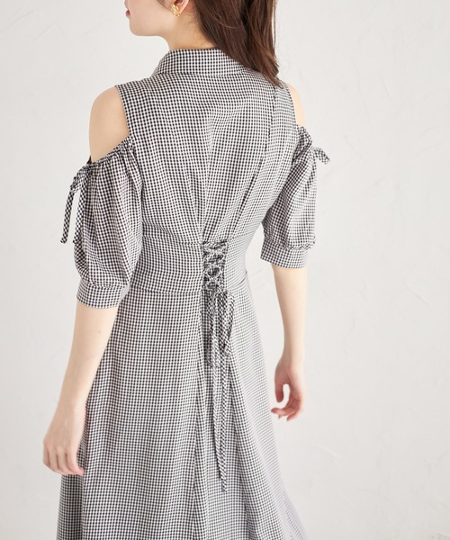 リボン付きオープンショルダーバックレースアップギンガムチェックシャツワンピース黒 tocco closet（トッコ クローゼット）の「リボン付きオープン