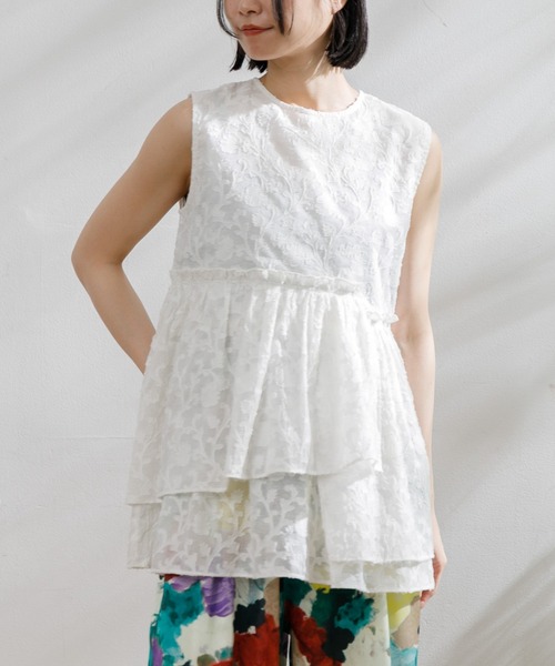 AMERICAN RAG CIE（アメリカンラグシー）の「ティアードノースリーブブラウス（シャツ/ブラウス・レディース・オフホワイト/ライム/ブラック・FREE）」の2枚目の写真