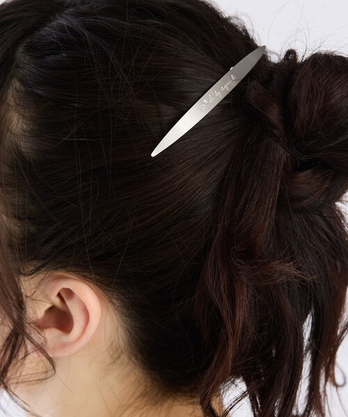 To b. by agnes b.（トゥービーバイアニエスベー）の「ロゴ バレッタ（ヘアゴム・レディース・シルバー系その他・FREE）」の6枚目の写真